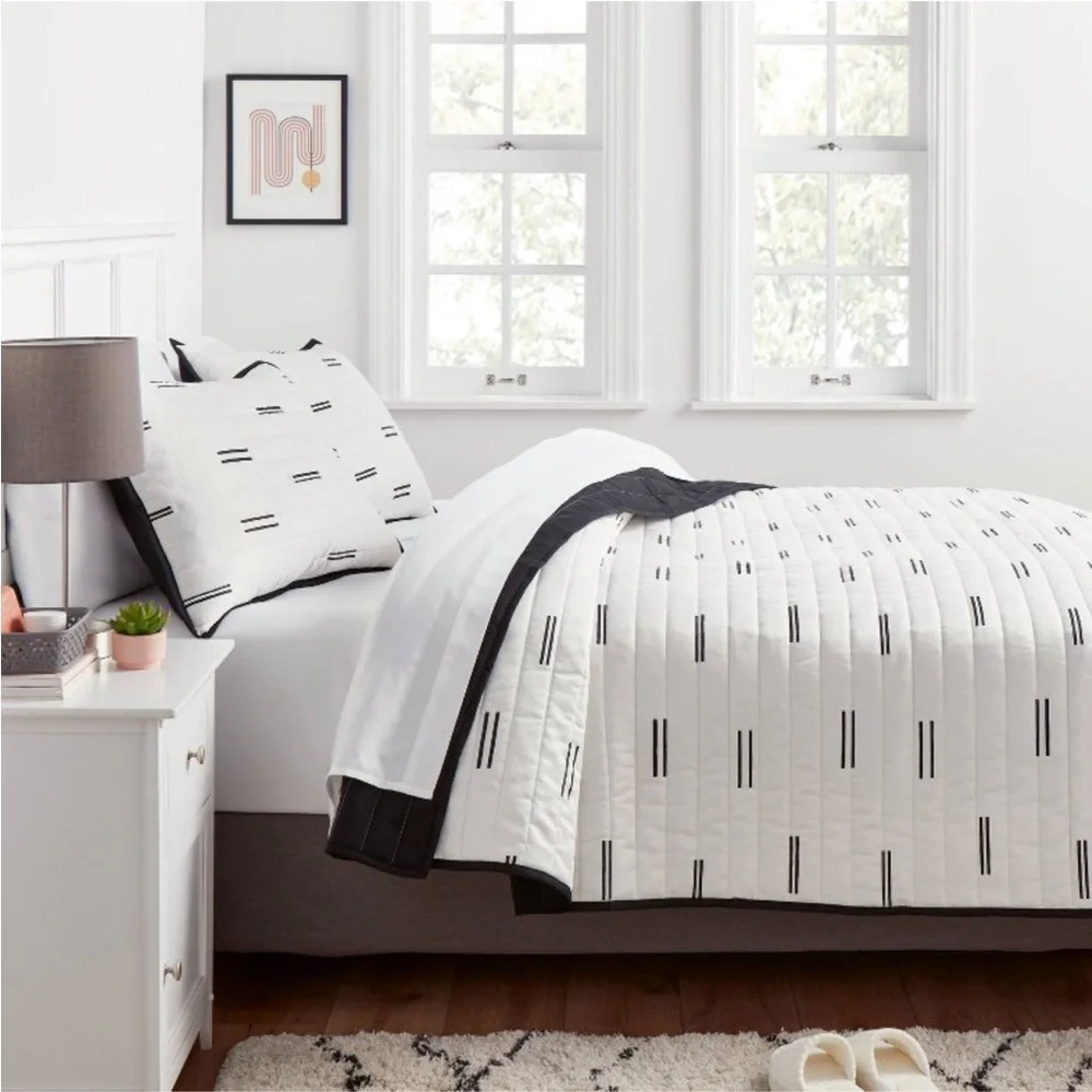 ROOM ESSENTIALS NWT midweight satin quilt sateen coverlet -white/black -twin